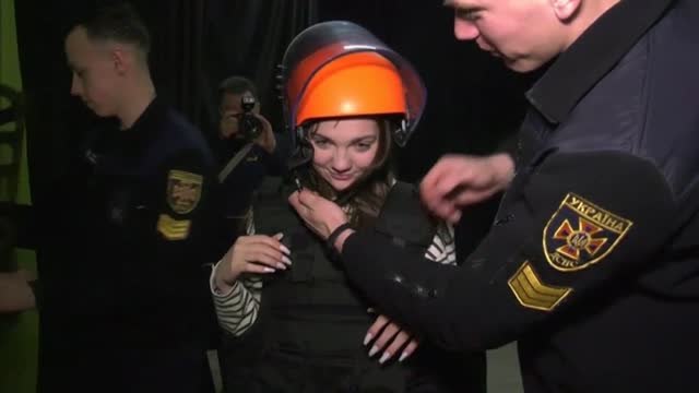 Clase de guerra en un colegio de Ucrania en el salón de actos y en el patio