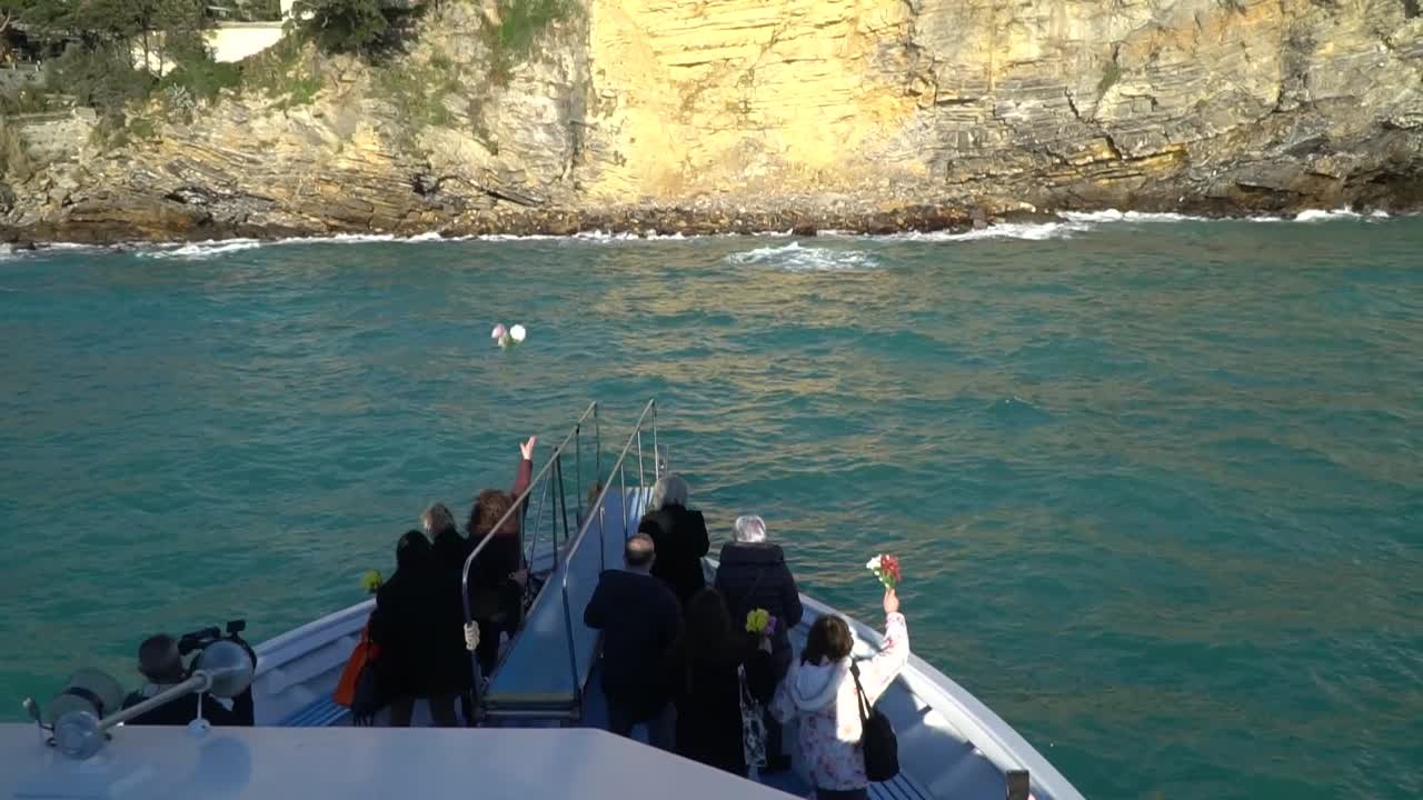 Un anno dopo il crollo del cimitero di Camogli,  fiori e polemiche