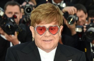 Elton John özel jetiyle ölüm tehlikesi atlattı