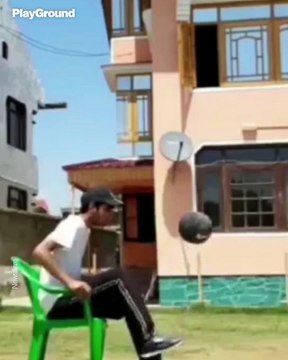 Un futbolista de 20 años es capaz de hacer estos difíciles ejercicios con un balón de futbol