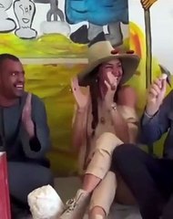 جيرارد باتلر يتمايل على أنغام أغنية مصرية شهيرة