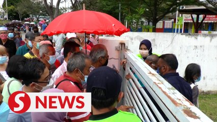 Thousands flock to aid-dispensing centre in Shah Alam