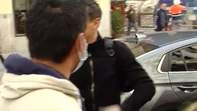 Aficionados del Manchester United disfrutan del centro de Madrid antes del partido