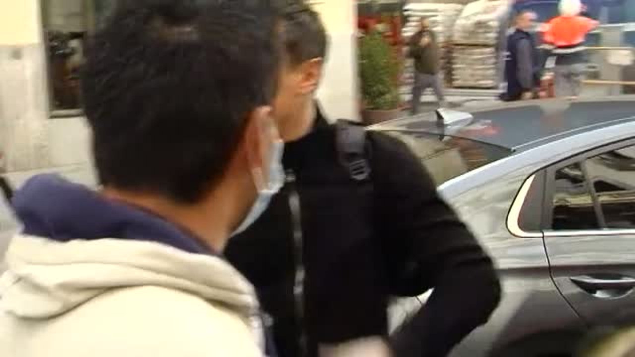 Aficionados del Manchester United disfrutan del centro de Madrid antes del partido