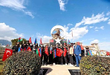 Azerbaycan Büyükelçisi'nden Hocalı Soykırımı Anıtı'na kırmızı karanfil