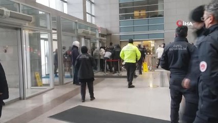 Kesici aletle İstanbul Adliyesi'ne girmek isteyen şahıs gözaltına alındı