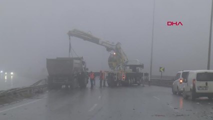 ÇEKMEKÖY'DE YOĞUN SİS KAZAYA NEDEN OLDU