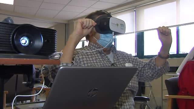 Mayores que bailan en Tailandia o pasean por Sevilla sin moverse de la residencia