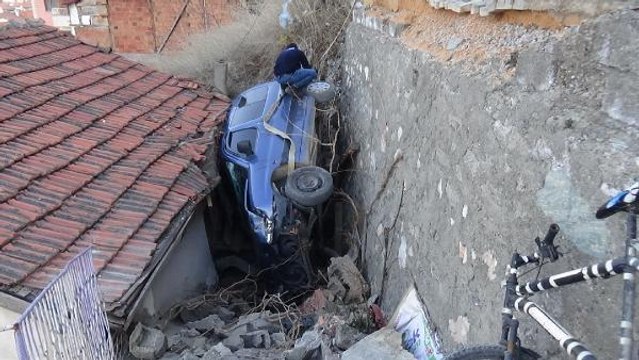 FREN YERİNE GAZA BASINCA, ARACIYLA İSTİNAT DUVARINDAN DÜŞTÜ