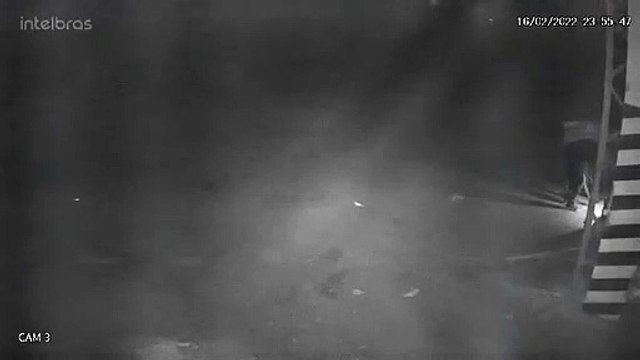 Vídeo mostra ladrões arrombando empresa e furtando cabos e equipamentos no Cataratas