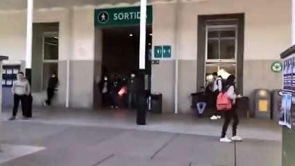 S'ha Acabat!, acosados por el independentismo en la universidad UPF de Barcelona