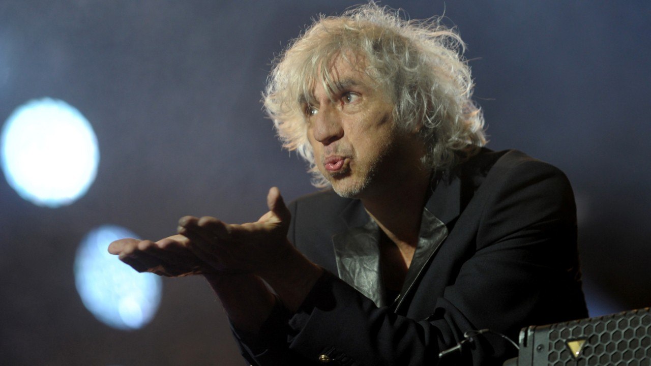 VOICI : Louis Bertignac a 68 ans : Carla Bruni, Corine Marienneau, Laetitia… Qui sont les femmes de sa vie ?