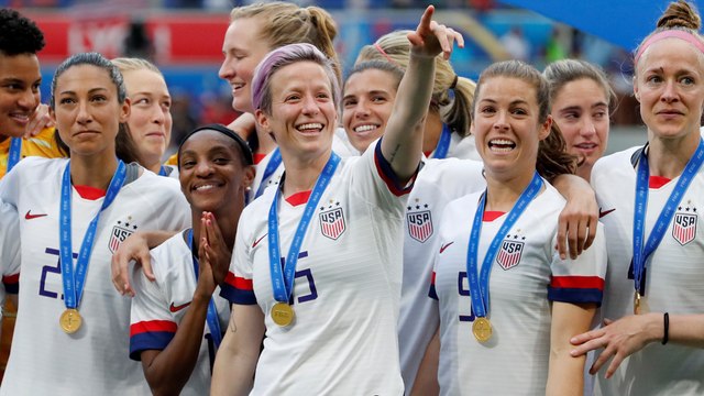 « Une grande victoire pour nous, pour les femmes en général» : les joueuses de foot américaines obtiennent l'égalité des salaires avec les hommes