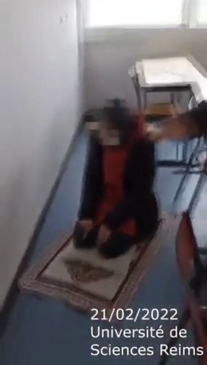 Une étudiante prie dans une salle de cours à l'Université de Reims