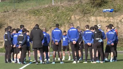 La Real Sociedad recibe el apoyo de los aficionados en Zubieta