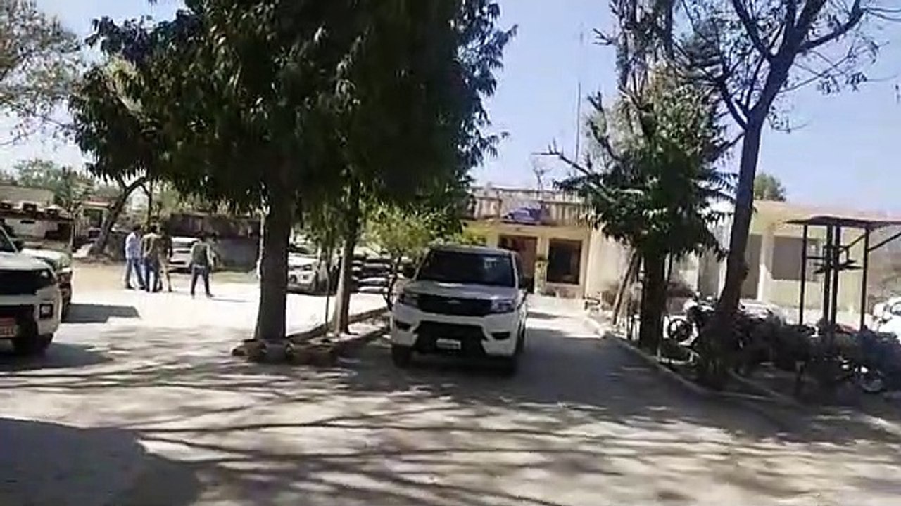 पुलिस व तस्करों के बीच आधी रात को चली गोलियां,...