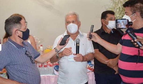 Durante solenidade, prefeito de Cajazeiras implanta piso dos professores e anuncia pagamento dentro do mês para todos os funcionários efetivos