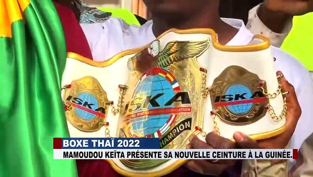 champion intercontinental en Boxe Thaï mamoudou keita presente sa ceinture à la guinée