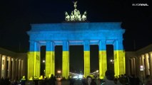 شاهد: بوابة براندنبورغ في برلين ومقرّ بلدية باريس يضاءان بألوان العلم الأوكراني