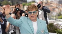 Le jet d’Elton John atterrit en urgence… Kanye West sample le discours de Kim Kardashian pour sa pré