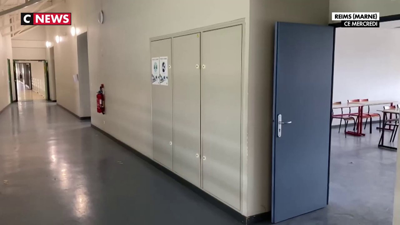 Une étudiante prie dans une salle de cours à Reims
