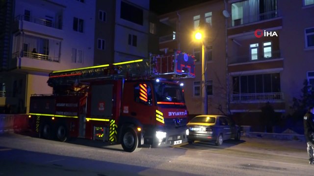 3 çocuğunu rehin aldı, polis itfaiye merdiveniyle ikna etmeye çalıştı