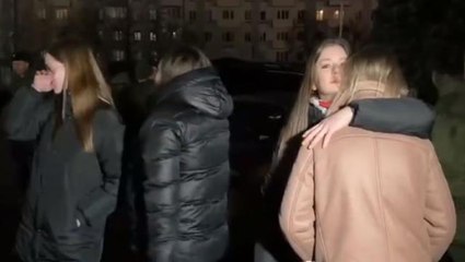 Savaş kendini resmen hissettirdi! Kadınlar, askere giden erkekler için ağladı