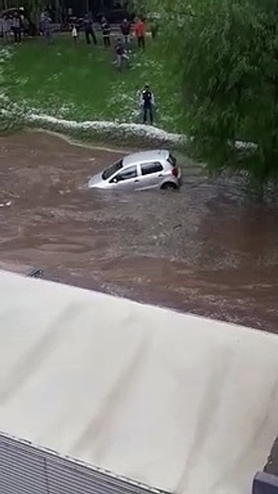 Tormenta, autos que flotan