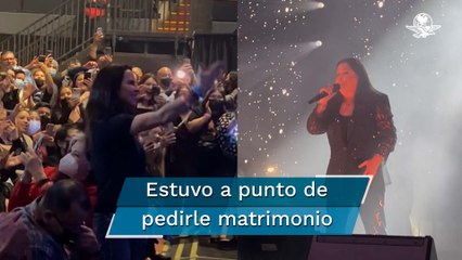 Ana Gabriel "coquetea" con Kate del Castillo en pleno concierto