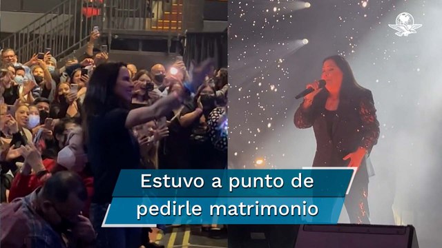 Ana Gabriel coquetea con Kate del Castillo en pleno concierto