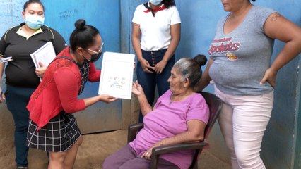 Familias reciben títulos de propiedad en el distrito I de Managua