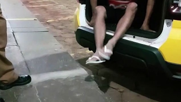 Detido é encaminhado até a delegacia por suspeita de violência doméstica