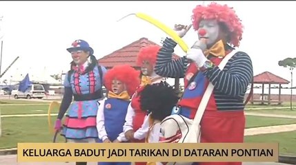 AWANI - Johor: Keluarga badut jadi tarikan di Dataran Pontian