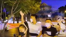 Gần đèn thì sáng: Quang Linh Vlog đi dạo bằng xe bus 2 tầng và vẫy tay chào kiểu Hoa hậu luôn rồi