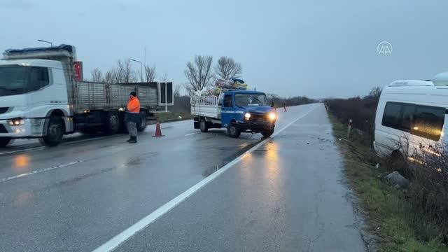 İşçi servisi ile kamyonetin çarpıştığı kazada 4 işçi yaralandı