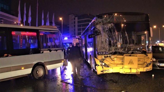 Maltepe’de İETT otobüsü yolcu bekleyen minibüse çarptı: 5 yaralı