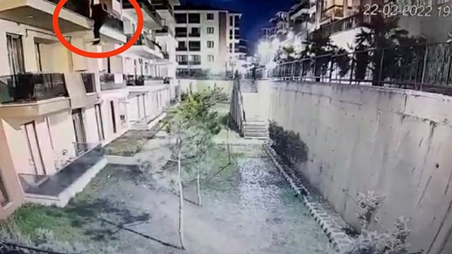 Palalı örümcek adam 5.kattan aşağıya böyle indi...