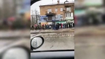 ESCLUSIVA - Code a Kiev per supermercati, benzina e bancomat