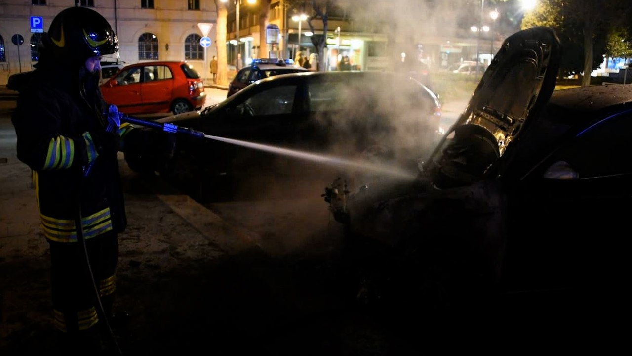 Rimini, diverse auto a fuoco nella notte