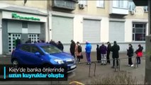 Kiev'de banka önlerinde uzun kuyruklar oluştu