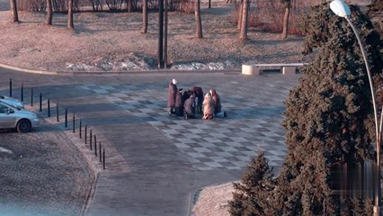 Ukrayna sokaklarında tüyler ürperten görüntüler! Yere oturup bakın ne yaptılar: O anlar kamerada