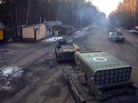 Cámaras de seguridad de un checkpoint de Bielorrusia captan a tropas rusas entrando en Ucrania