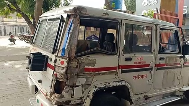 कैंटर ने मारी पुलिस हाइवे पेट्रोलियम गाड़ी को टक्कर बाल बाल बचे जवान