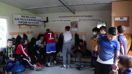 Muslera hayranı küçük futbolcu, engeline aldırmayıp kaleciliği seçti