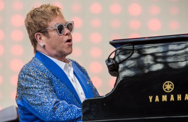 Elton John "secoué" après un incident d'avion