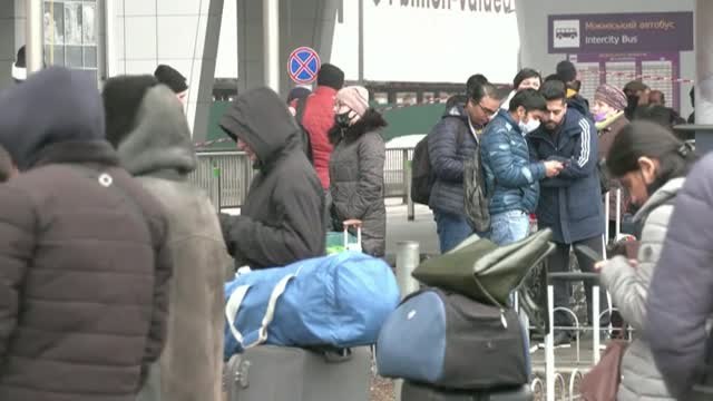 Cientos de ucranianos huyen del país tras el comienzo de los ataques