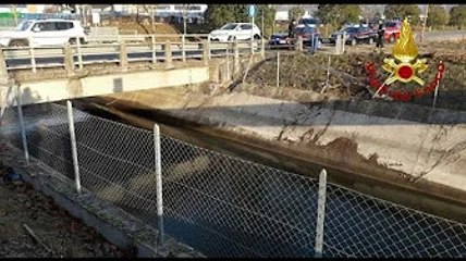 Auto piomba nel canale, conducente in acqua trascinata dalla corrente, passante-eroe la salva con un