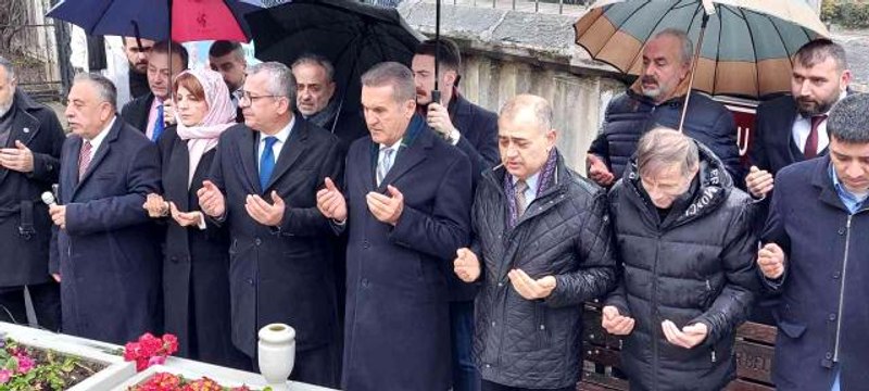 TDP Genel Başkanı Sarıgül eski başbakanlardan Necmettin Erbakan'ı kabri başında andı