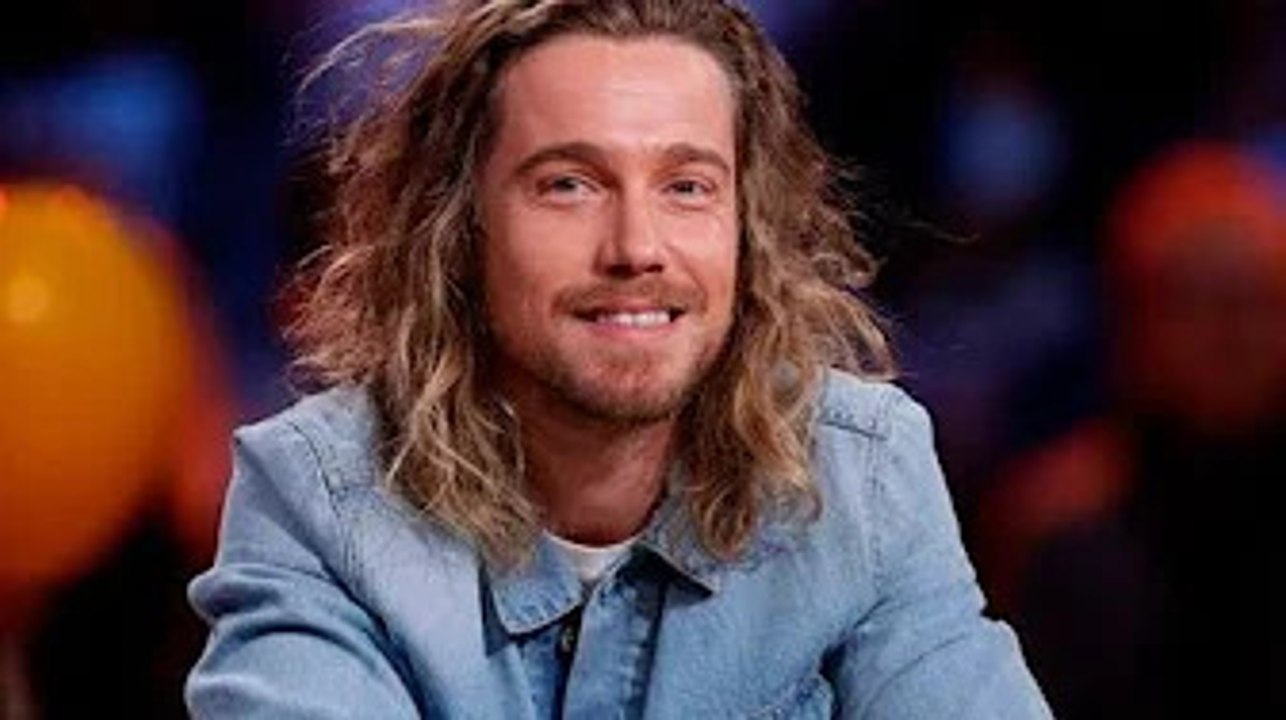 Julien Doré dévoile la toute première photo de son fils un an après sa naissance......