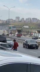 ÜSKÜDAR'DA SÜRÜCÜSÜZ KAMYONET TRAFİĞİ BİRBİRİNE KATTI